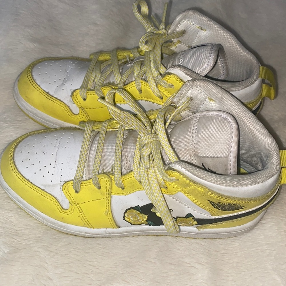 Air Jordan 1 Mid SE GS 'Rose Patch